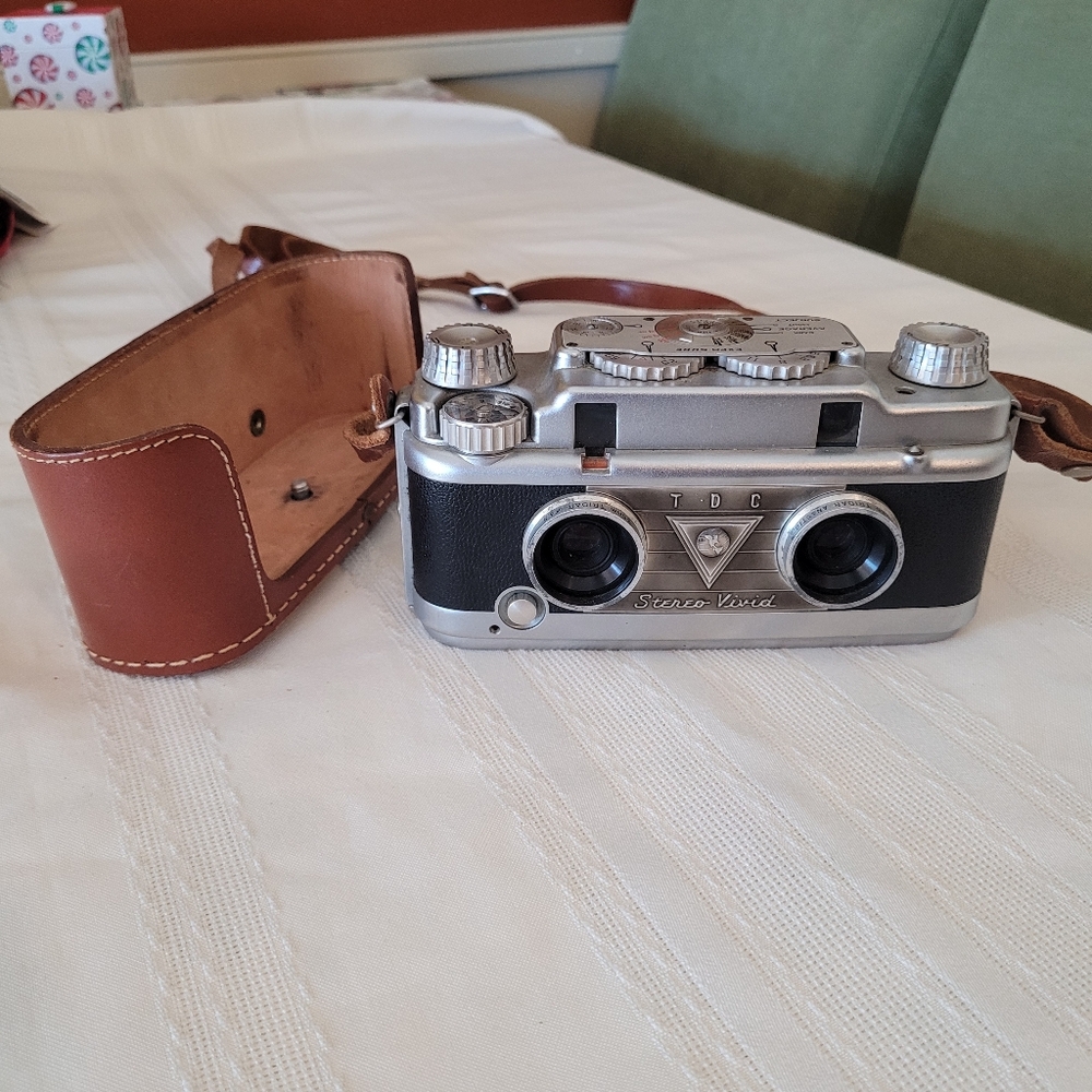 Bell & Howell TDC Stereo Vivid Film Camera 35mm w Half Case Leather Vintage - Picture 3 of 8